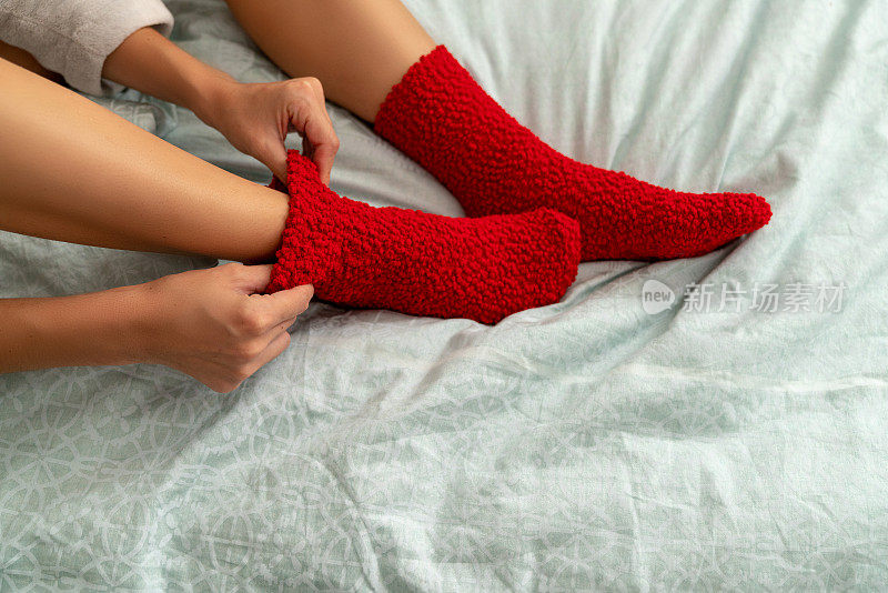 穿红袜子的女人