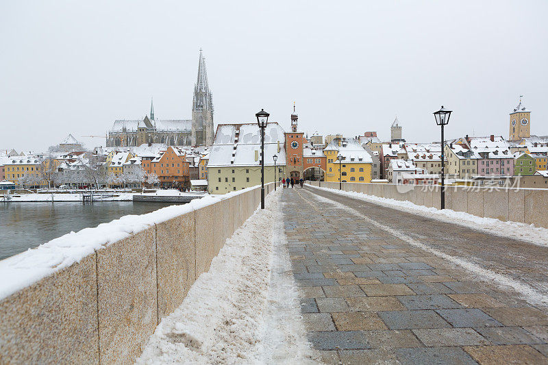 雷根斯堡的历史景观，从石桥上可以看到，冬天