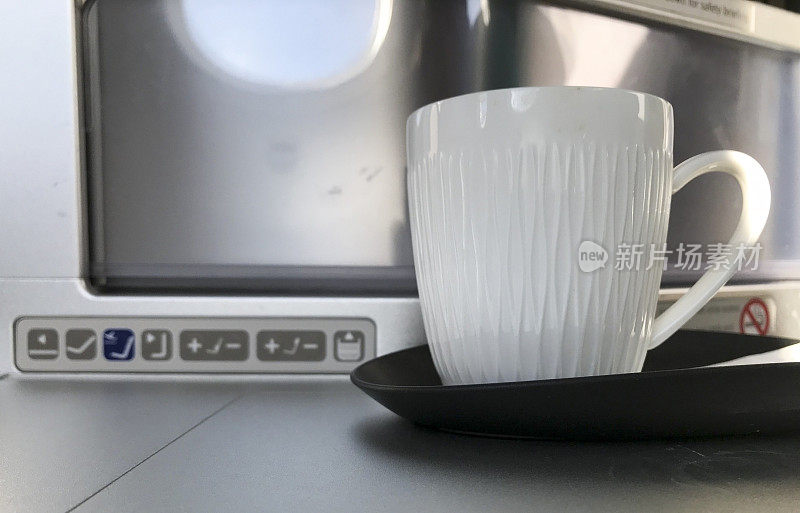 在白色茶杯飞机上的一杯热咖啡