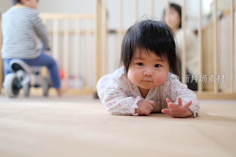 婴儿在家里的地板上爬