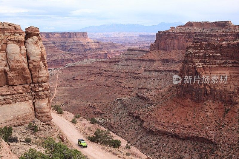 探索小径在天空中的岛屿在峡谷地国家公园犹他州