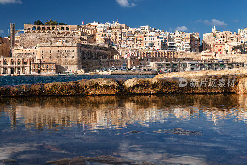 马耳他瓦莱塔老城的大港口和上Barrakka花园