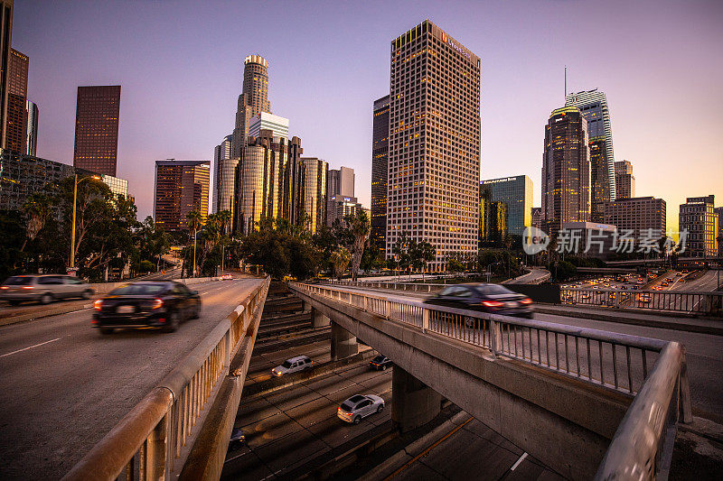 洛杉矶市中心的摩天大楼和高速公路上的交通