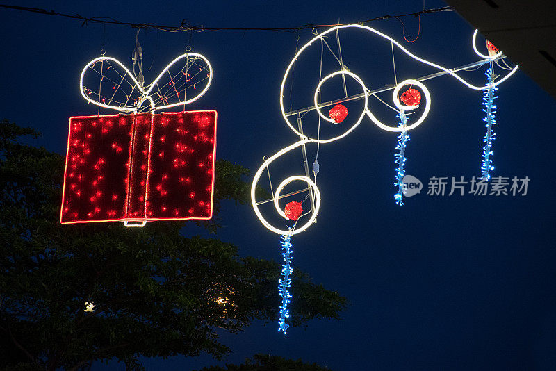LED灯与圣诞装饰和礼物在深蓝色的背景