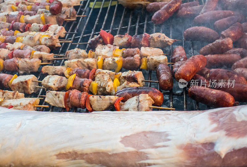 街边小吃市场的烤肉