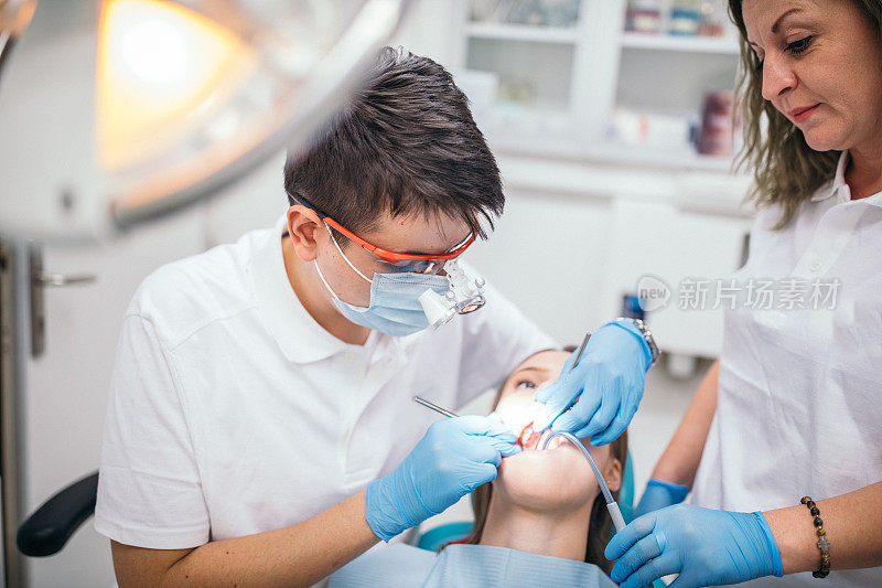 年轻女子在牙医那里补牙