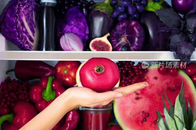 健康的夏天生水果和蔬菜在纯素食的冰箱