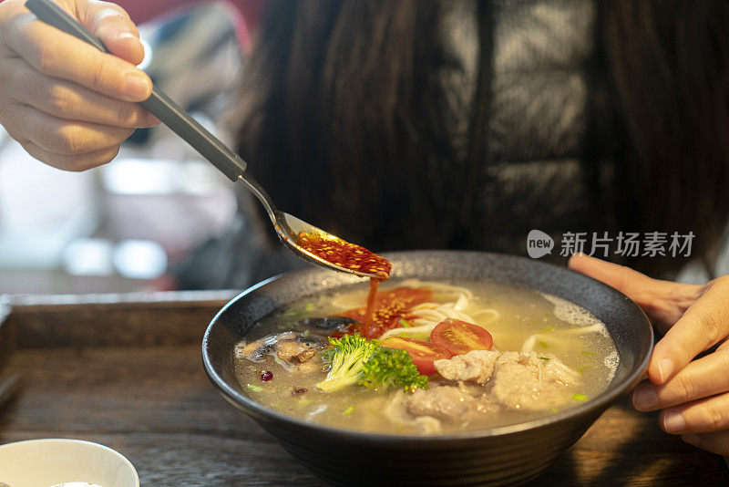 吃中国自制的猪肉汤面