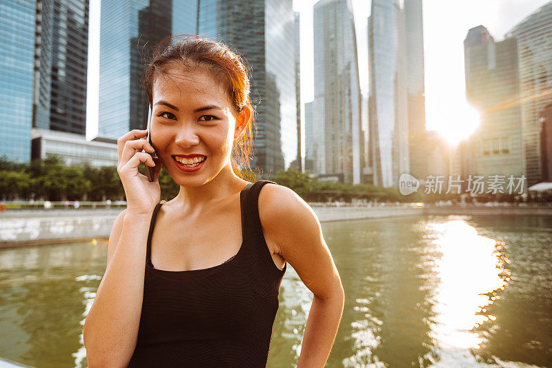 一个亚洲女人在新加坡打电话