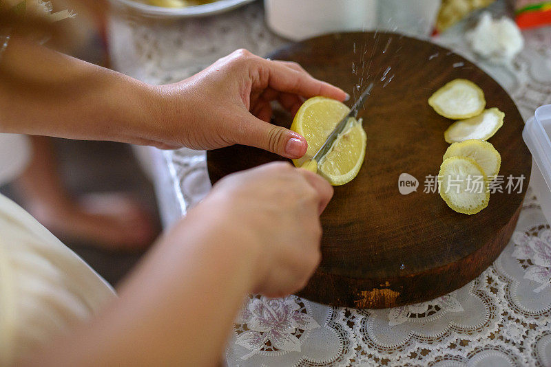 厨师在切菜板上切柠檬