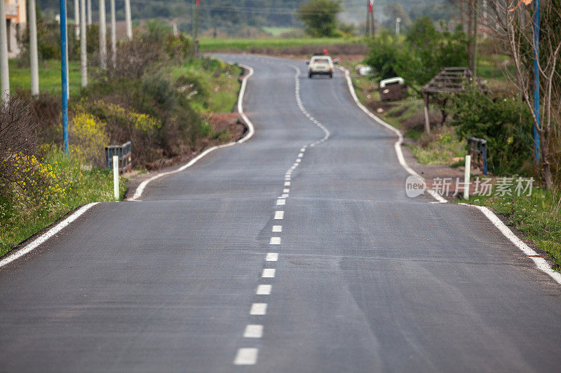 乡村的单车道道路