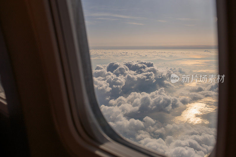 透过飞机窗口看到的田园诗般的景色