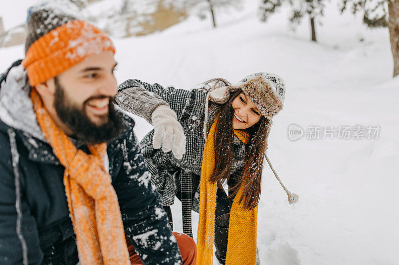 夫妇俩在雪中玩耍