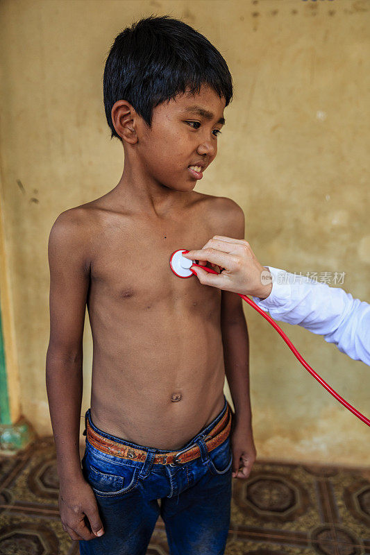 柬埔寨的一个小村庄，洞里萨普，医生正在给一个柬埔寨小男孩做检查