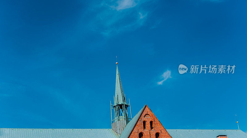 吕贝克大教堂的翠绿色屋顶形状和教堂尖顶。石勒苏益格-荷尔斯泰因州,德国北部。