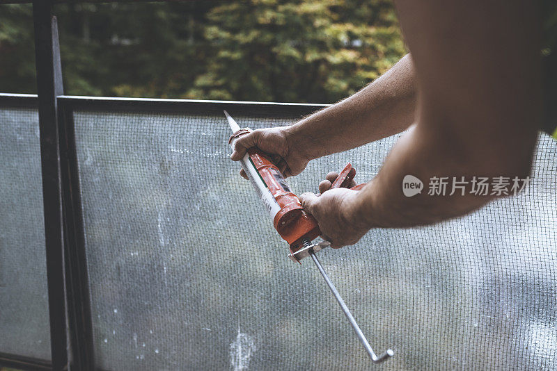 建筑工人使用硅胶胶水