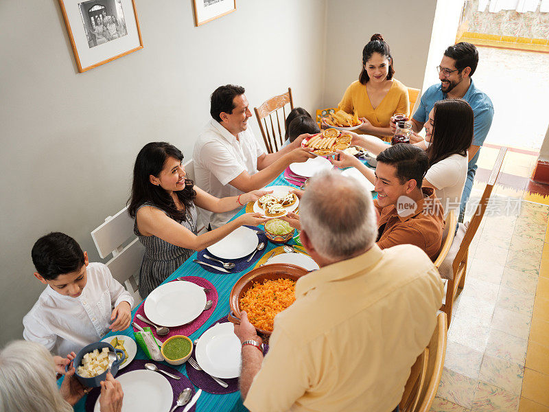 高视角的代际墨西哥家庭一起吃饭