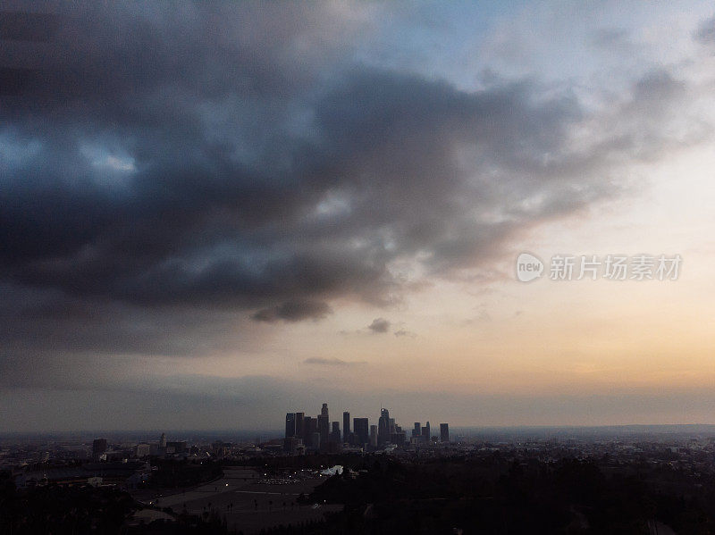 日落时洛杉矶市区的天际线