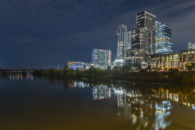 奥斯汀市中心的夜景，德克萨斯州，美国