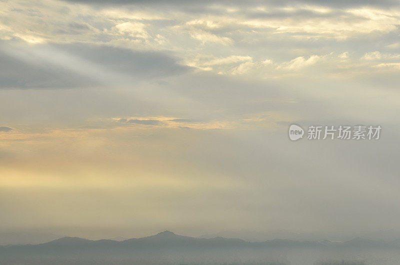 成都龙泉山脉日出时的美丽云景