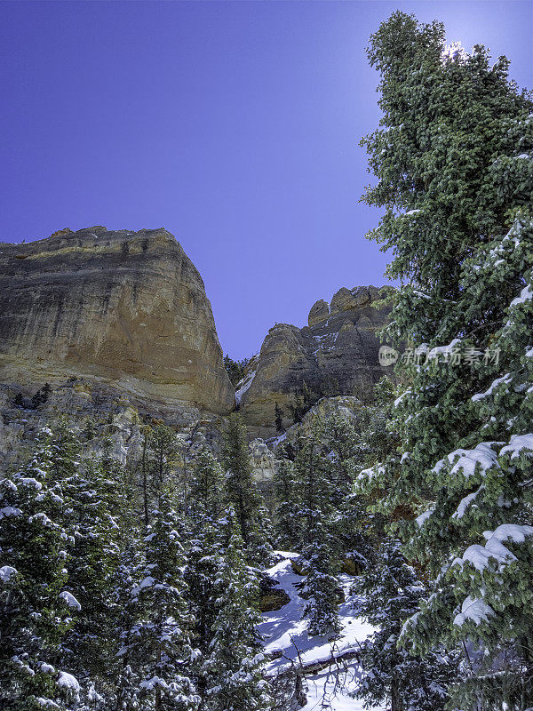 白雪皑皑的砂岩峭壁