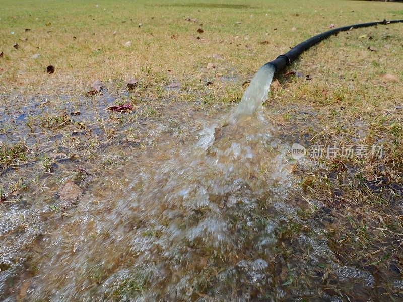 关闭水管，倒水