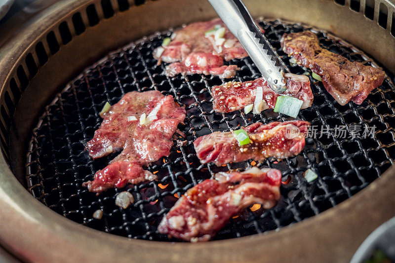 餐厅烧烤生牛肉的烹饪过程