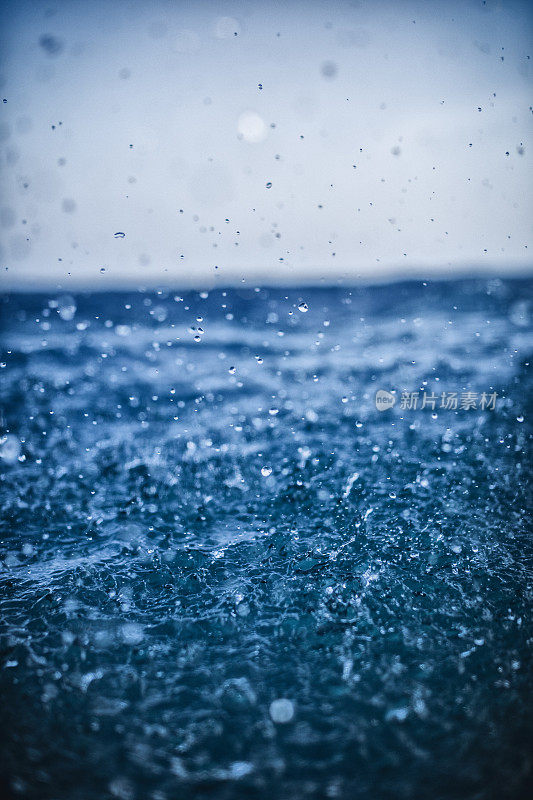 在波涛汹涌的海面上，波涛汹涌