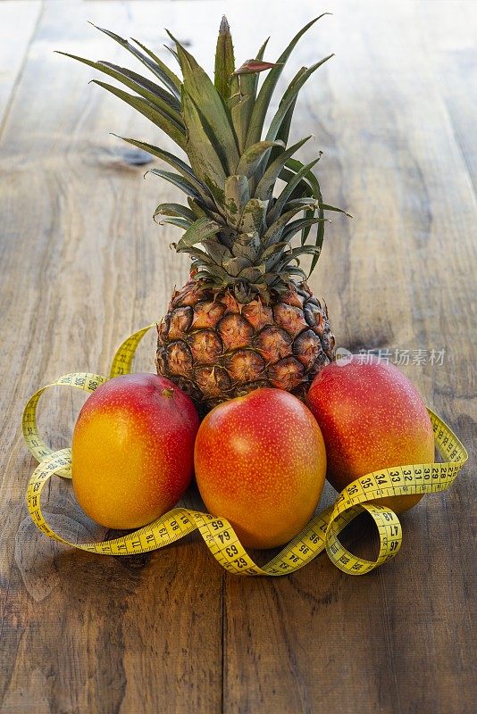 热带水果，菠萝和芒果水果