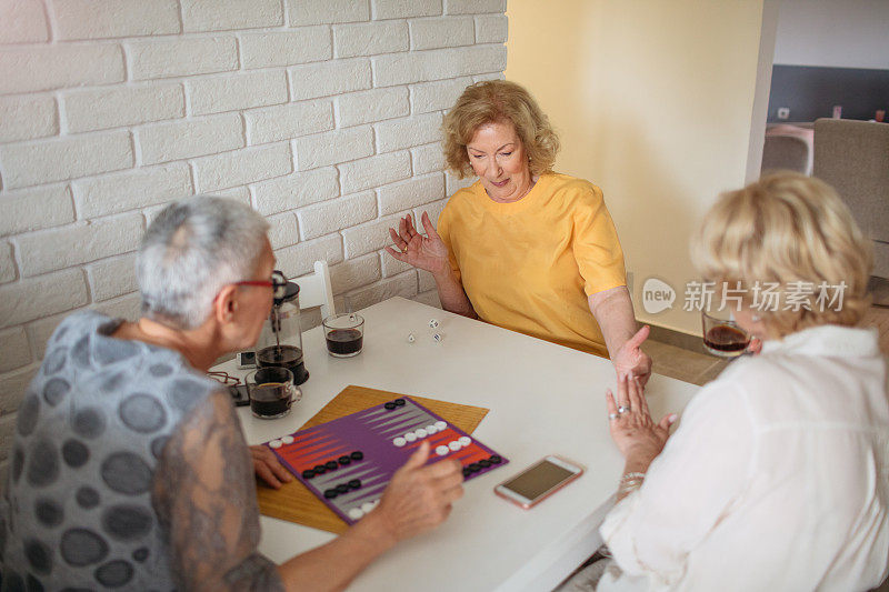 老年女性玩桌面游戏