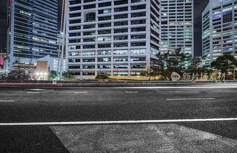 悉尼市中心夜间的城市道路