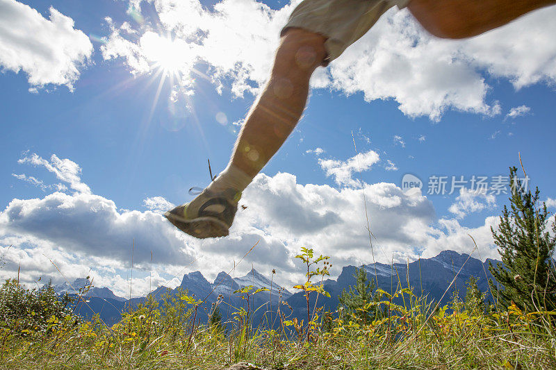 徒步者向山和太阳跳跃的细节