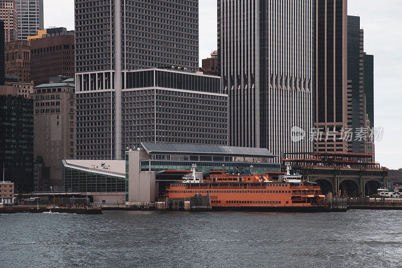 纽约市中心码头的渡船