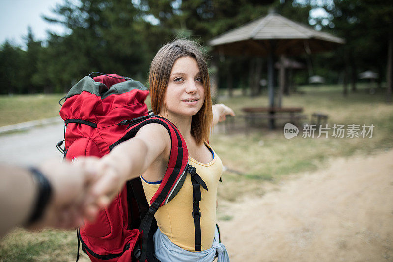 和男友牵手的女性徒步旅行者