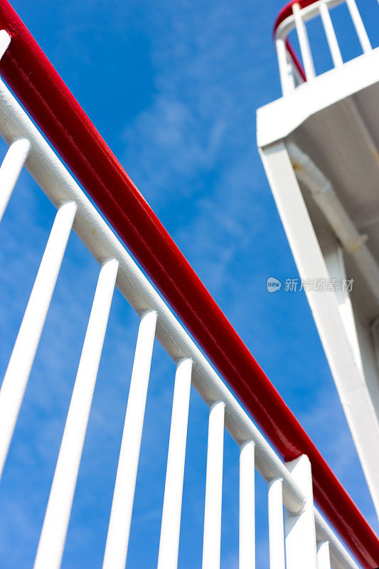 渡船特写:红白栏杆，蓝海蓝天