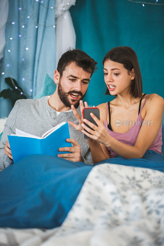 年轻女子向丈夫展示智能手机上的东西