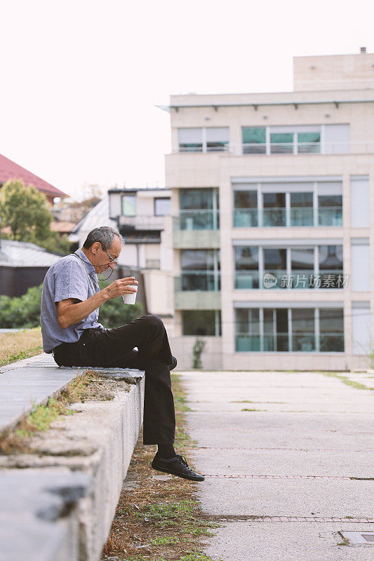 一个成熟的男人在外面喝咖啡