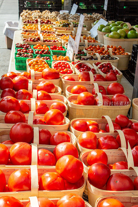 农贸市场的篮子里有各种各样的西红柿