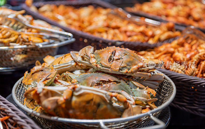 蟹肉托盘海鲜酒吧，自助餐。准备好吃的托盘里的海鲜