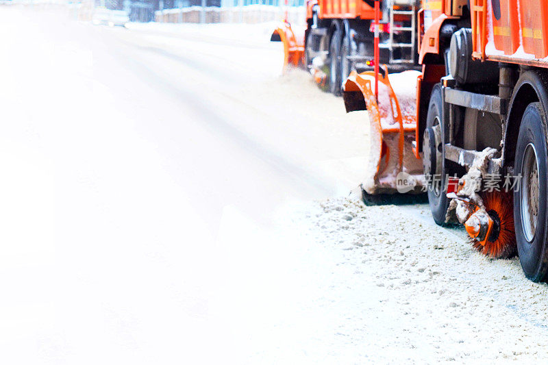 铲雪车在冬季暴风雪中清理道路。冬季除雪。暴风雪