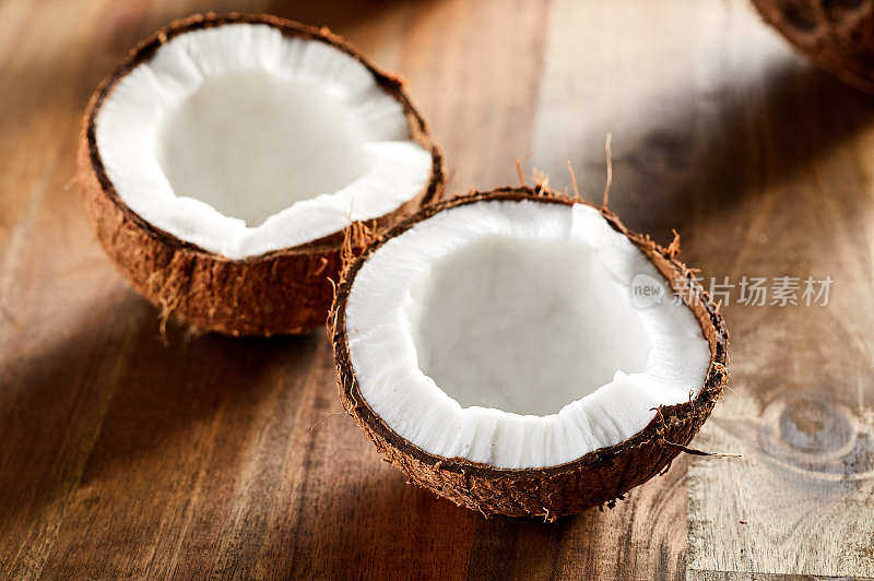 一个在木板上切成两半的椰子的特写