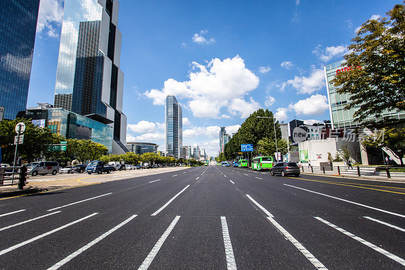 韩国首尔夏季的城市道路