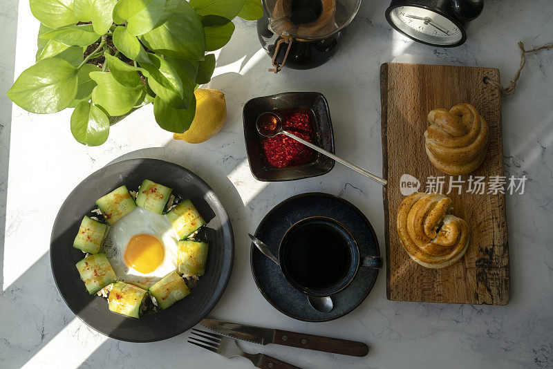 自制健康早餐:小面包、黄瓜卷、煎蛋