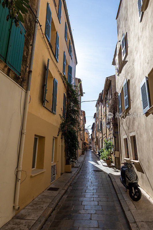 圣特罗佩，瓦尔，法国-一条安静狭窄的街道