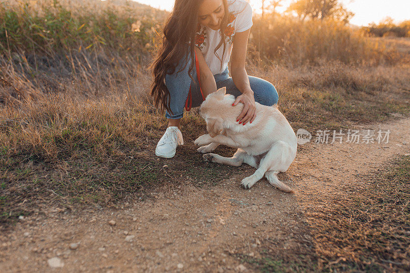 年轻漂亮的女人和她的狗