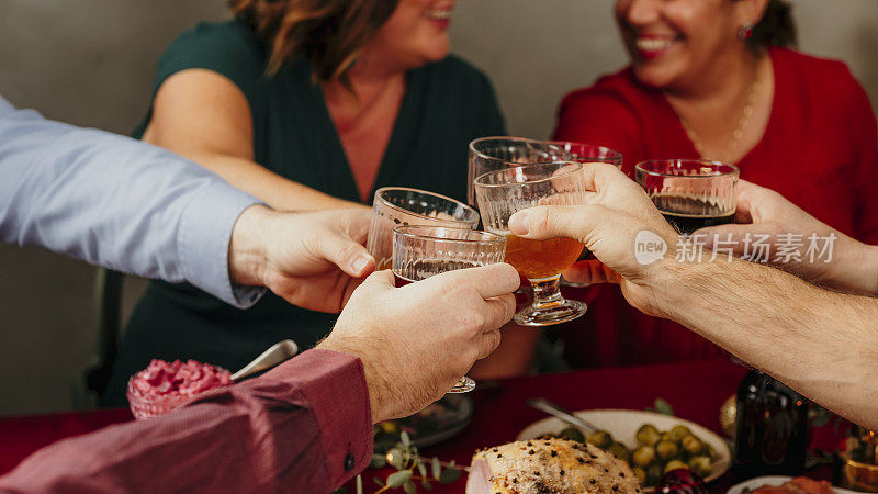 圣诞食物瑞典式自助餐人们敬酒宴会