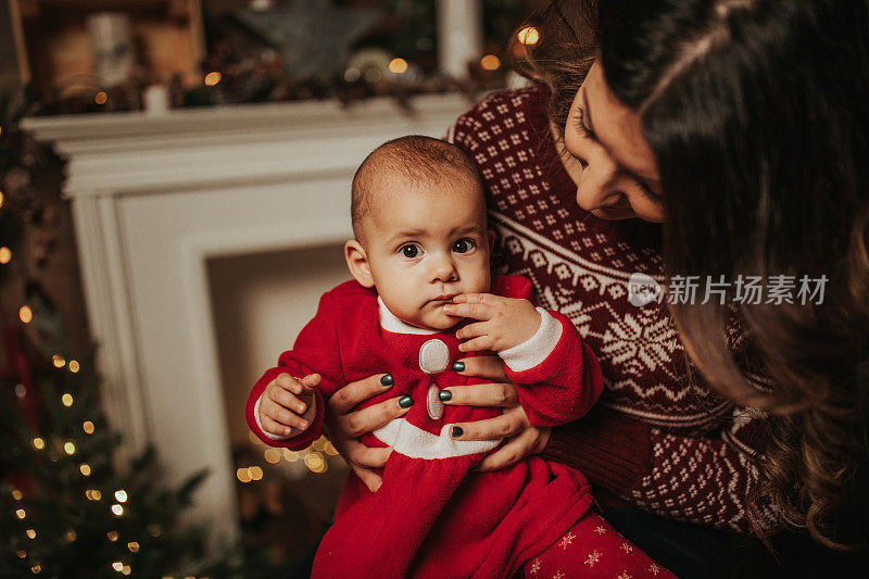 妈妈和女儿在家过圣诞节