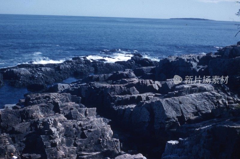 白天在海边的黑色岩层