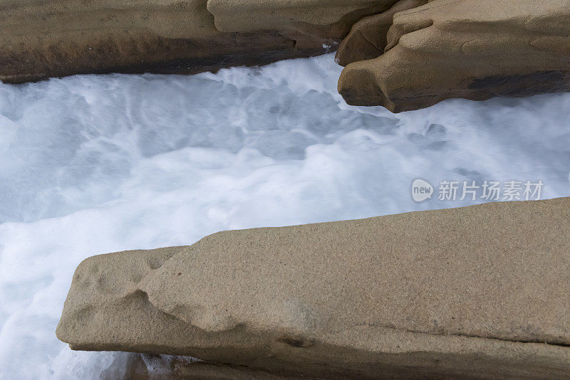 冬天一个多风的早晨，爱琴海希腊岛的岩石海岸