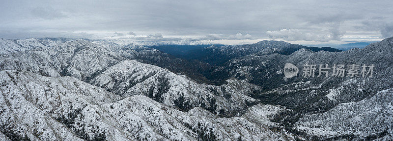 雪山对天空的全景鸟瞰图